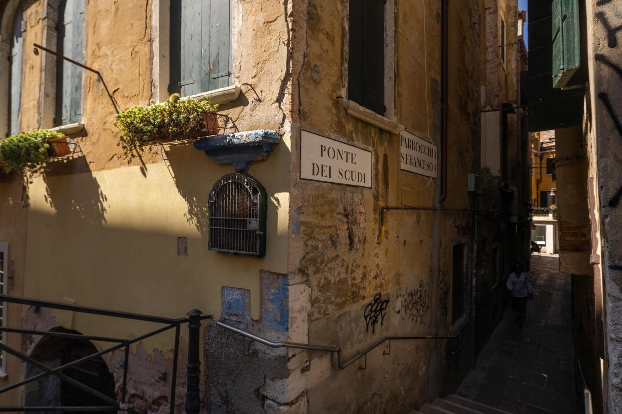 Castello Apartment With Garden R&R Венеція Екстер'єр фото
